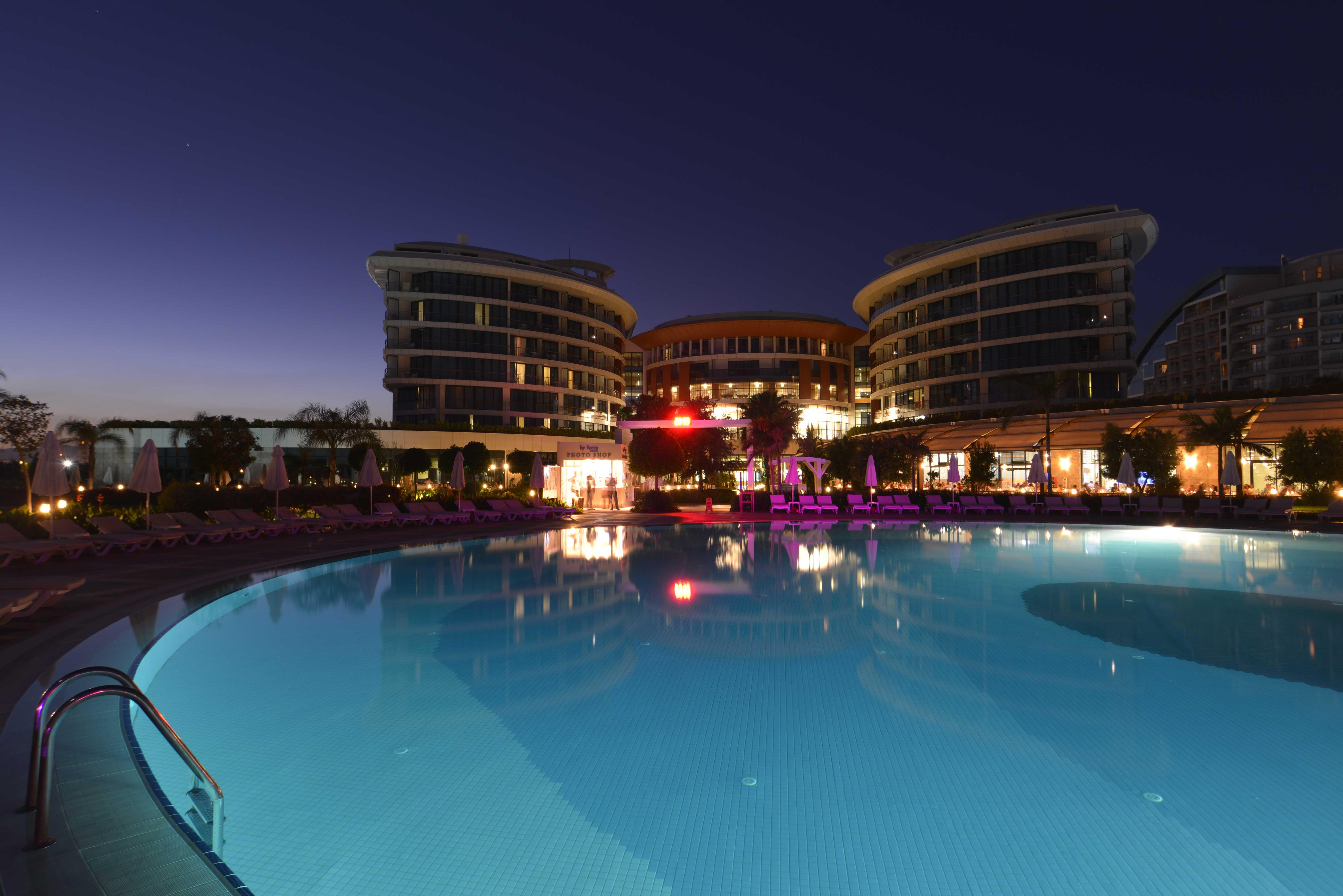 Baia Lara Hotel Antalya Exterior foto The hotel at night